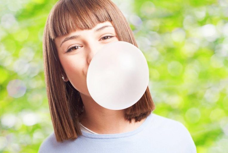 Como o hábito de mascar chiclete afeta os dentes instituto novva