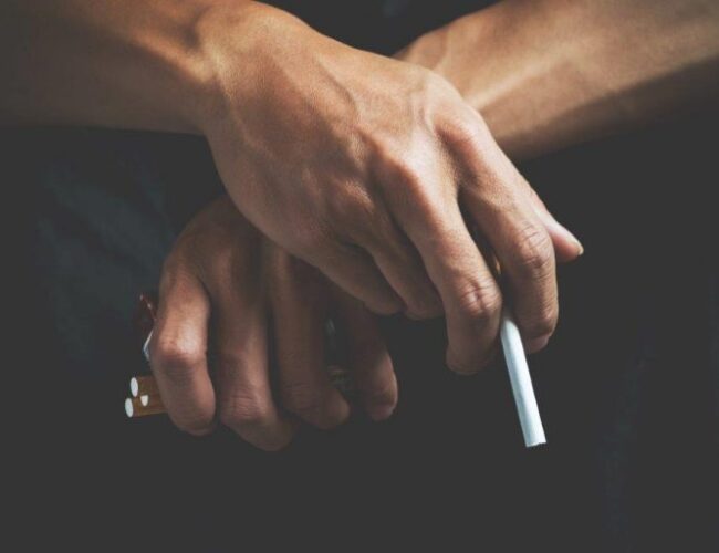 fumantes podem optar por lentes de contato e implantes para aprimorar o sorriso instituto novva